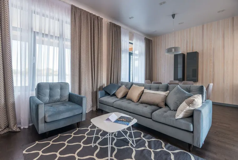 Sala ampla com cortinas do teto ao chão