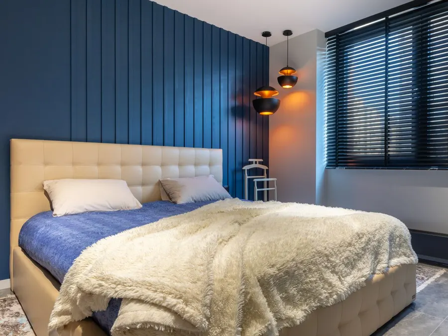Quarto com persiana horizontal e parede azul