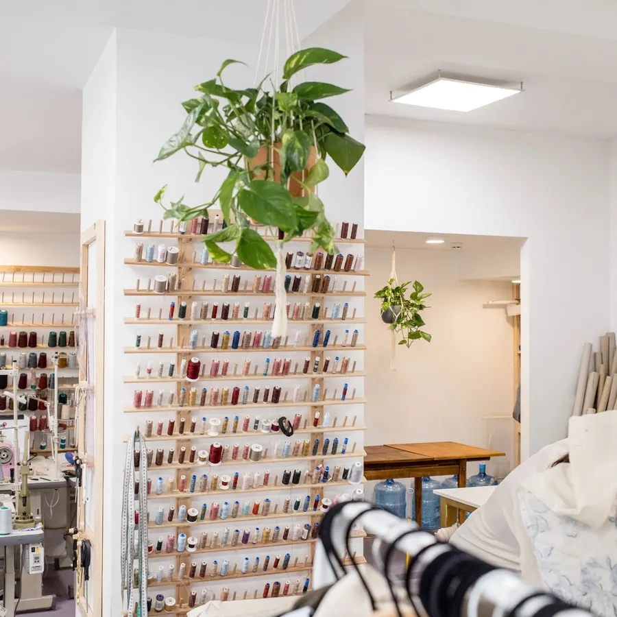 Showroom com a parede de amostras de tecido